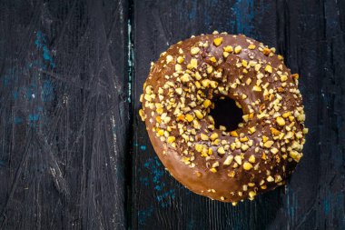 ahşap yüzeyde lezzetli sırlı çörek üst görünümü 