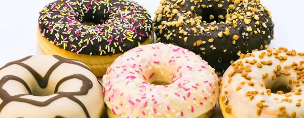 Beyaz Arka Plan Üzerinde Buzlanma Ile Çeşitli Lezzetli Donuts Yakın — Stok fotoğraf