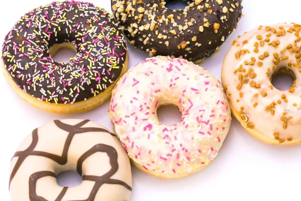 Beyaz Arka Plan Üzerinde Buzlanma Ile Çeşitli Lezzetli Donuts Yakın — Stok fotoğraf