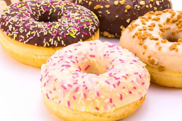 Vista Cerca Varias Rosquillas Deliciosas Con Glaseado Sobre Fondo Blanco — Foto de Stock