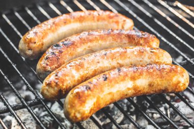 Taze bratwursts ızgara rendeleyin