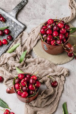 gri yüzeyüzerinde taze tatlı kiraz ile kupalar üst görünümü 