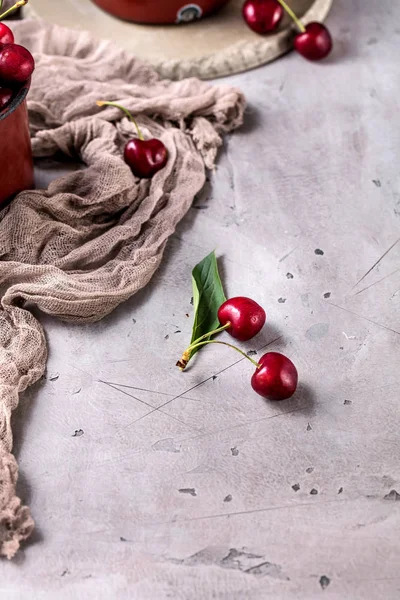 Draufsicht Auf Frische Reife Kirschen Auf Grauer Rustikaler Oberfläche — Stockfoto