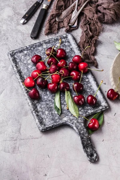 Draufsicht Auf Frische Reife Kirschen Bord Und Besteck Auf Grauer — Stockfoto