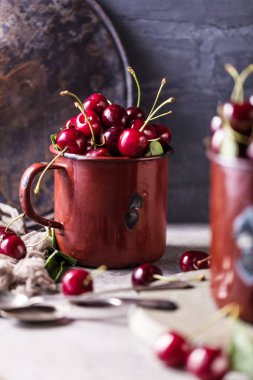 beyaz masada taze olgun kiraz ve kaşık ile bardak yakın çekim görünümü, seçici odak 