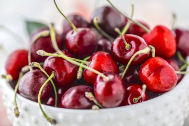 Masada taze kirazlar.