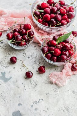 cam kaselezzetli taze olgun kiraz yakın çekim görünümü  