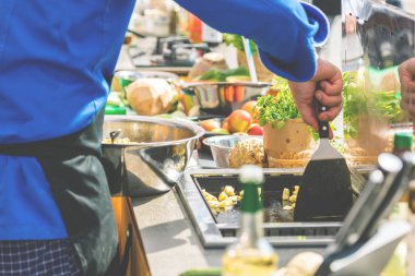 Restoran mutfağında aşçı pişirme kırpılmış atış