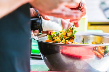 Restoran mutfağında aşçı pişirme kırpılmış atış