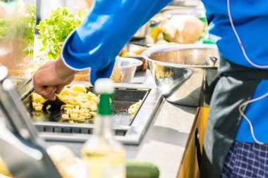 Restoran mutfağında aşçı pişirme kırpılmış atış