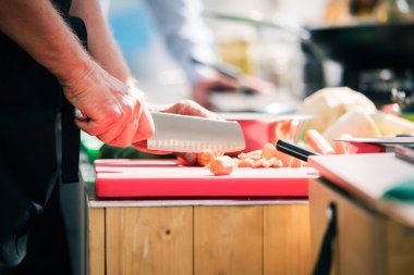 Restoran mutfağında aşçı pişirme kırpılmış atış
