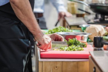 Restoran mutfağında aşçı pişirme kırpılmış atış