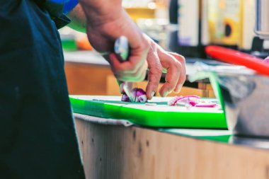 Şef bıçak çalışırken ile diğer sebze ve tanınmaz aşçı kesme soğan kapat