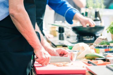 Şef bıçak çalışırken ile diğer sebze ve tanınmaz aşçı kesme soğan kapat