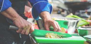 Şef bıçak çalışırken ile diğer sebze ve tanınmaz aşçı kesme soğan kapat