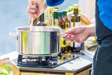 Şefler iş yerinizde lezzetli yemek yapma bir lokanta mutfağı