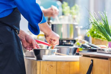 Şefler iş yerinizde lezzetli yemek yapma bir lokanta mutfağı