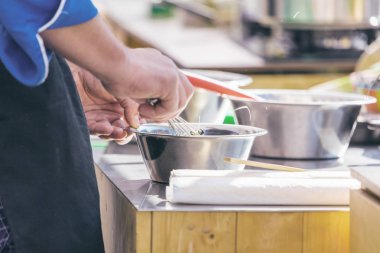 Şefler iş yerinizde lezzetli yemek yapma bir lokanta mutfağı