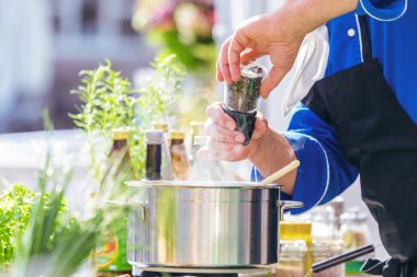 Şefler iş yerinizde lezzetli yemek yapma bir lokanta mutfağı