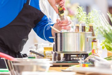 Şefler iş yerinizde lezzetli yemek yapma bir lokanta mutfağı