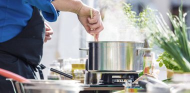Şefler iş yerinizde lezzetli yemek yapma bir lokanta mutfağı
