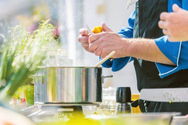 Şefler iş yerinizde lezzetli yemek yapma bir lokanta mutfağı