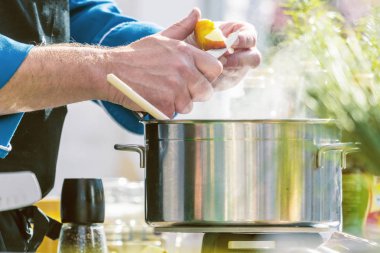 Şefler iş yerinizde lezzetli yemek yapma bir lokanta mutfağı