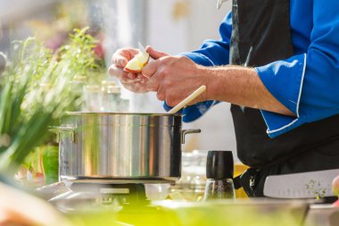Şefler iş yerinizde lezzetli yemek yapma bir lokanta mutfağı