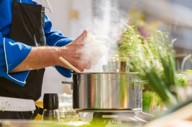 Şefler iş yerinizde lezzetli yemek yapma bir lokanta mutfağı