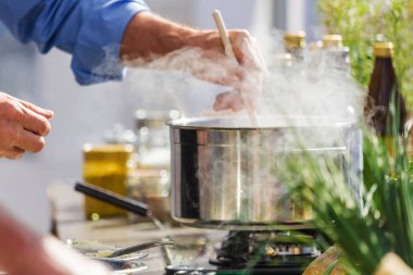 Şefler iş yerinizde lezzetli yemek yapma bir lokanta mutfağı