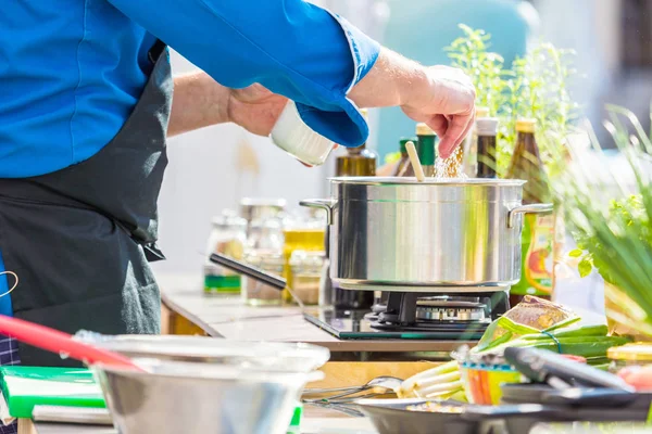 Şefler iş yerinizde lezzetli yemek yapma bir lokanta mutfağı