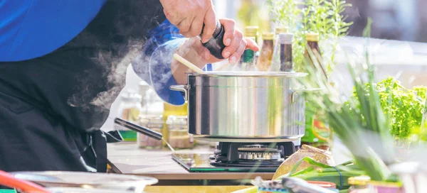 Chefs Trabalho Uma Cozinha Restaurante Fazendo Comida Deliciosa — Fotografia de Stock