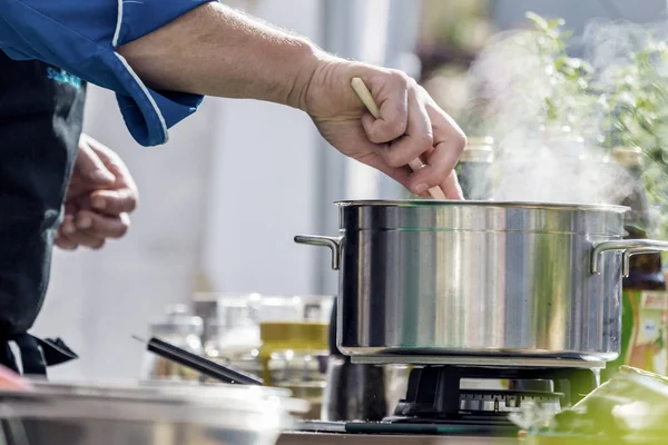 Chefs Trabajo Una Cocina Restaurante Haciendo Deliciosa Comida — Foto de Stock