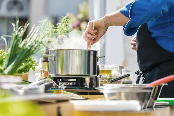 Chefs Trabalho Uma Cozinha Restaurante Fazendo Comida Deliciosa — Fotografia de Stock