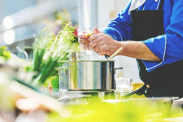 Chefs Trabalho Uma Cozinha Restaurante Fazendo Comida Deliciosa — Fotografia de Stock