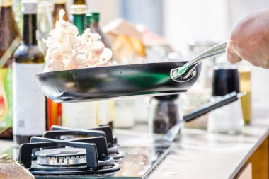 Şefler iş yerinizde lezzetli yemek yapma bir lokanta mutfağı