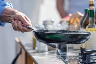 Şefler iş yerinizde lezzetli yemek yapma bir lokanta mutfağı