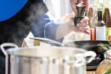 Şefler iş yerinizde lezzetli yemek yapma bir lokanta mutfağı
