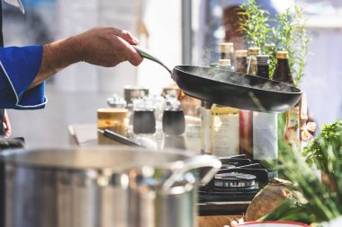 Şefler iş yerinizde lezzetli yemek yapma bir lokanta mutfağı