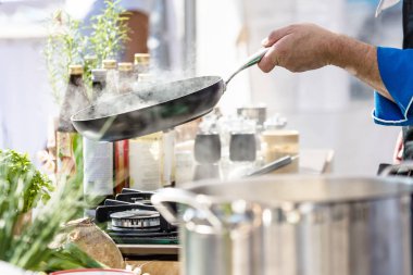 Şefler iş yerinizde lezzetli yemek yapma bir lokanta mutfağı