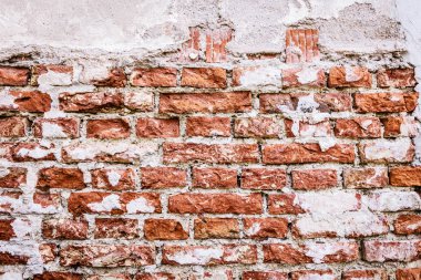 Dökülen alçı ve desenli eski, eski, kirli tuğla duvarın arka planı