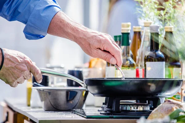 Chefs Trabajo Una Cocina Restaurante Haciendo Deliciosa Comida — Foto de Stock