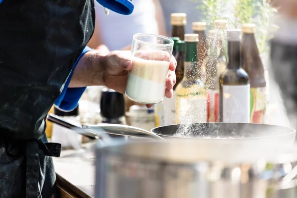 Şefler Yerinizde Lezzetli Yemek Yapma Bir Lokanta Mutfağı — Stok fotoğraf