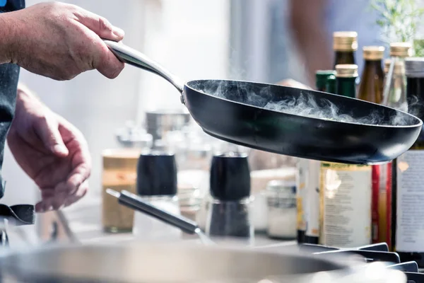 Chefs Trabajo Una Cocina Restaurante Haciendo Deliciosa Comida — Foto de Stock