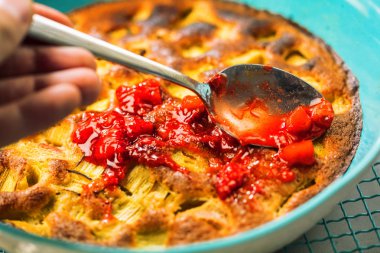 lezzetli ev yapımı kek çilek ve ravent yakından görmek