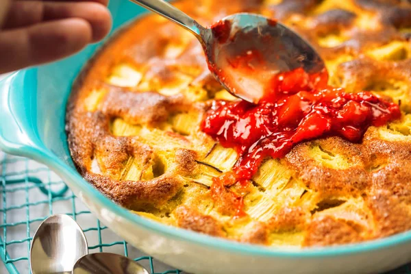 ev yapımı kek çilek ve ravent tablo