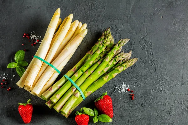 Trossen Van Asperges Aardbeien Leisteen Tabelachtergrond — Stockfoto