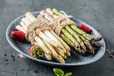 Demet kuşkonmaz ve çilek plaka kayrak tablo arka plan üzerinde