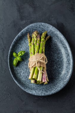 Demet kuşkonmaz kayrak tablo arka plan üzerinde plaka