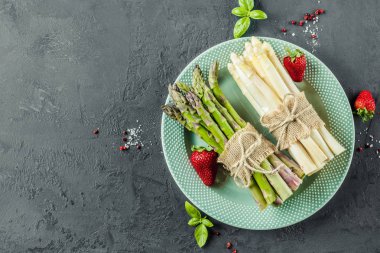 Demet kuşkonmaz ve çilek plaka kayrak tablo arka plan üzerinde